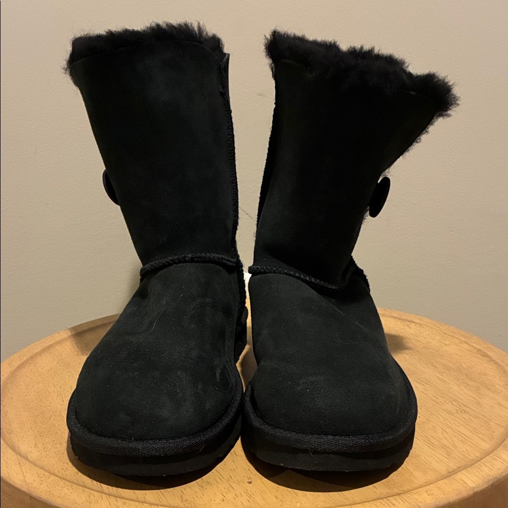 UGG Bailey Button II in black